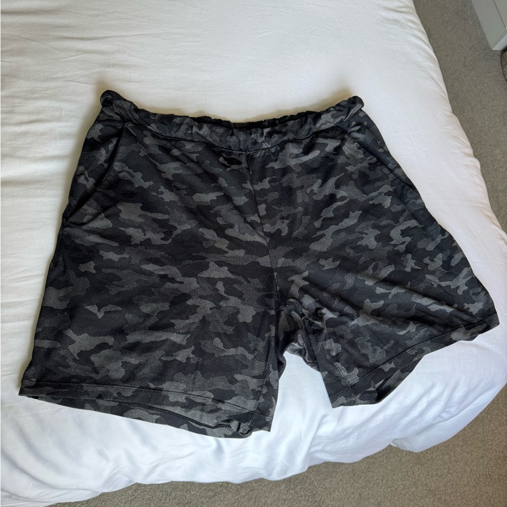 Men’s Lululemon Pace Breaker Linerless 7 inch Camo Shorts